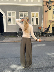 Khaki Hose mit weißen Streifen