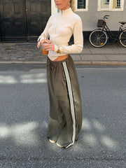 Khaki Hose mit weißen Streifen