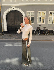 Khaki Hose mit weißen Streifen