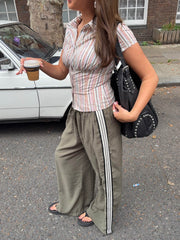 Khaki Hose mit weißen Streifen